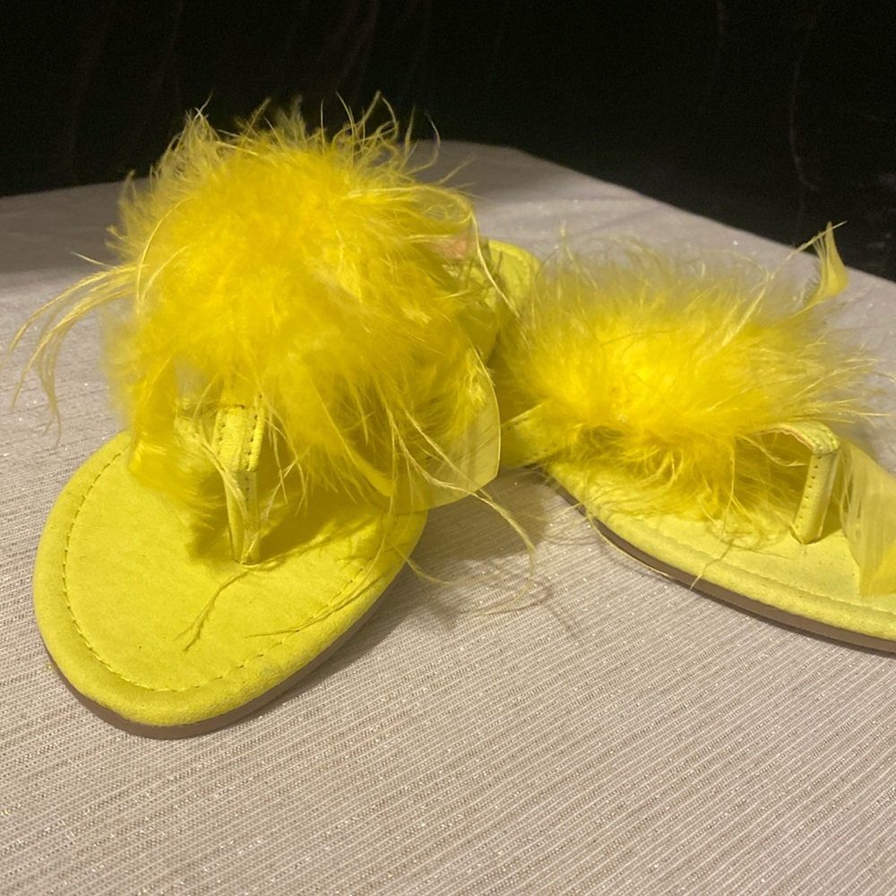 MISS L by LILIANA - women’s yellow summer sandals with feathers size 10